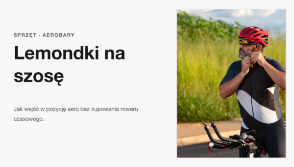 Triathlonista zapina kask przy rowerze czasowym