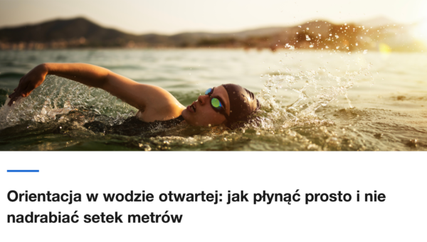 Plywaczka plynie kraulem w otwartej wodzie o zachodzie slonca
