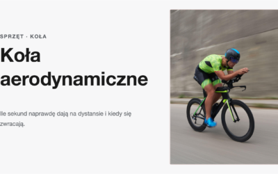 Triathlonista na rowerze czasowym z tarczowym kolem tylnym