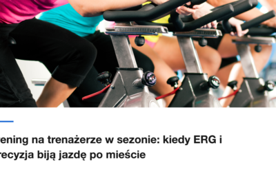 Grupa cwiczaca na rowerach stacjonarnych w sali