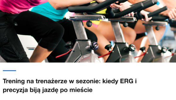 Grupa cwiczaca na rowerach stacjonarnych w sali