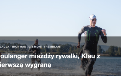 Triathlonista w piance wybiega z wody na brzeg