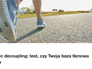 Zblizenie na stopy biegacza na asfalcie