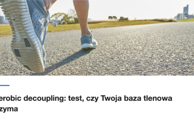Zblizenie na stopy biegacza na asfalcie