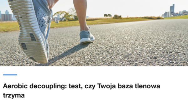Zblizenie na stopy biegacza na asfalcie