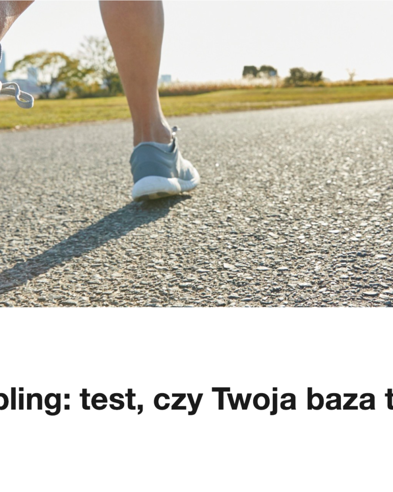 Zblizenie na stopy biegacza na asfalcie
