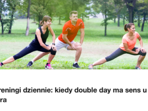 Trzy osoby rozciagaja sie na trawie w parku