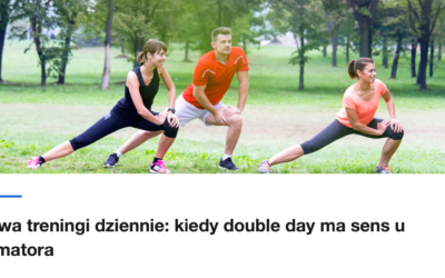 Trzy osoby rozciagaja sie na trawie w parku