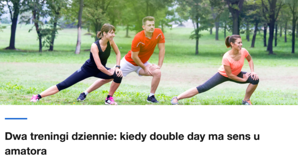 Trzy osoby rozciagaja sie na trawie w parku
