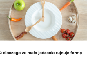 Pusty talerz ulozony jak zegar, wokol warzywa i owoce