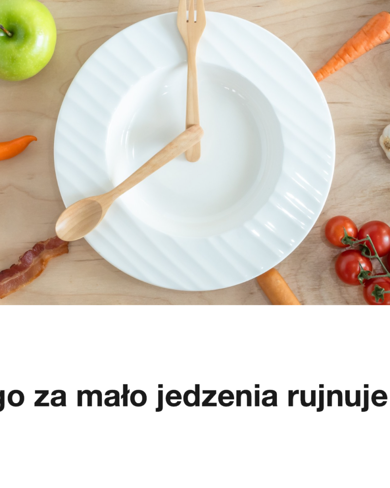 Pusty talerz ulozony jak zegar, wokol warzywa i owoce