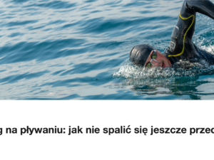 Plywak w piance na otwartej wodzie z boku