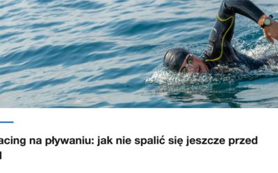Plywak w piance na otwartej wodzie z boku