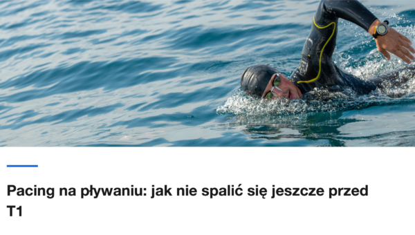 Plywak w piance na otwartej wodzie z boku