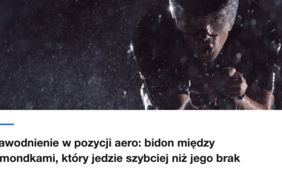 Triathlonista w pozycji aero w strugach wody