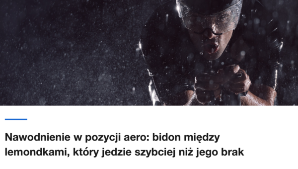 Triathlonista w pozycji aero w strugach wody