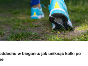 Zblizenie na buty biegowe na trawiastym podlozu