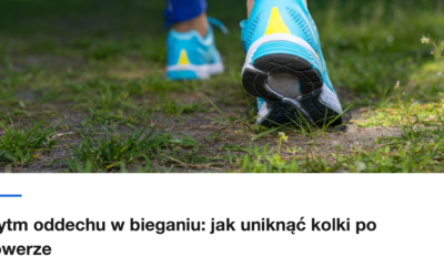 Zblizenie na buty biegowe na trawiastym podlozu