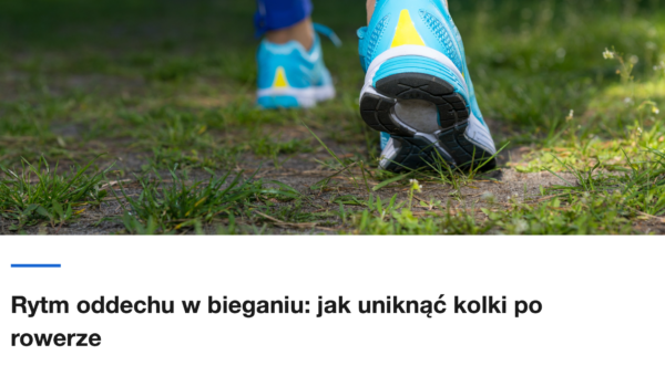 Zblizenie na buty biegowe na trawiastym podlozu