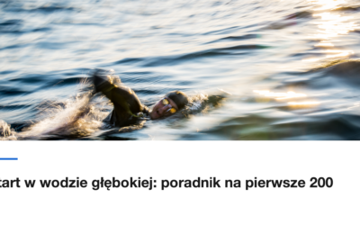Plywak w piance w otwartej wodzie