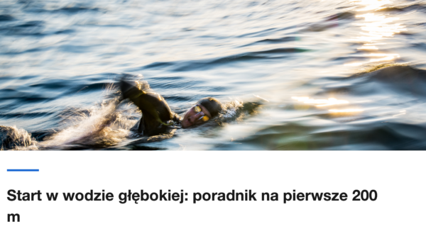 Plywak w piance w otwartej wodzie