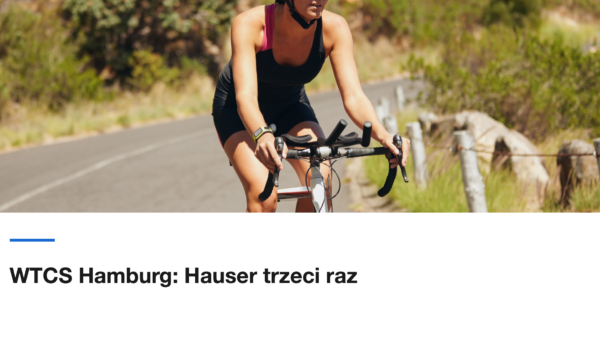 Zawodniczka jedzie szosą wzdłuż zieleni