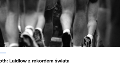 Grupa biegaczy w zbliżeniu na nogi, ujęcie monochromatyczne