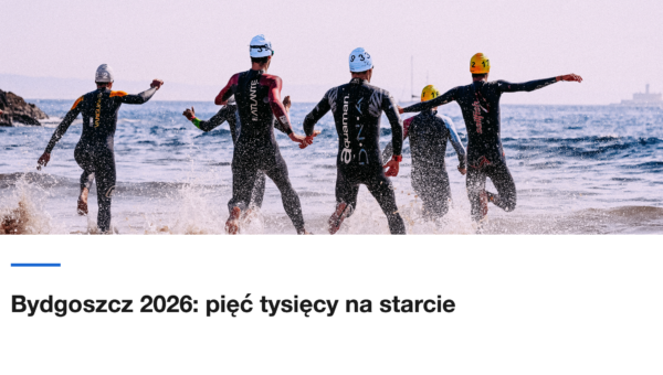 Czterech zawodników w piankach wbiega do morza na starcie