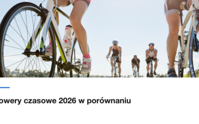 Zawodnicy na rowerach szosowych podczas zawodów
