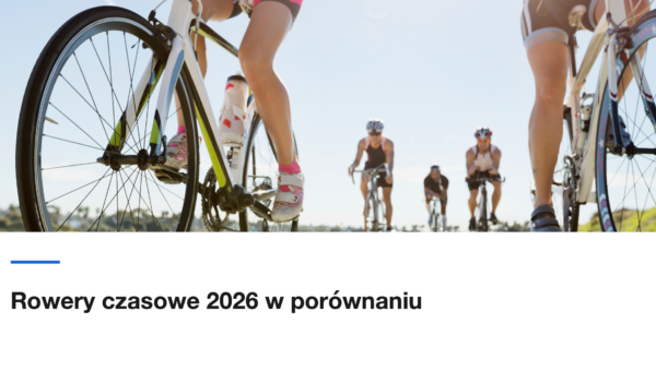 Zawodnicy na rowerach szosowych podczas zawodów