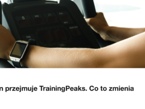 Zegarek sportowy na nadgarstku podczas treningu, ilustracja do przejęcia TrainingPeaks przez Garmina