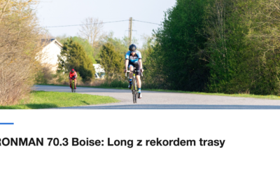 Kolarz na rowerze czasowym na wiejskiej drodze