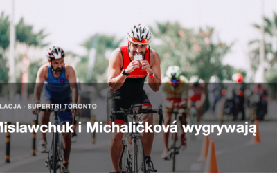 Grupa triathlonistów jedzie blisko siebie po miejskiej trasie, format draft-legal jak w Supertri