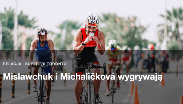 Grupa triathlonistów jedzie blisko siebie po miejskiej trasie, format draft-legal jak w Supertri