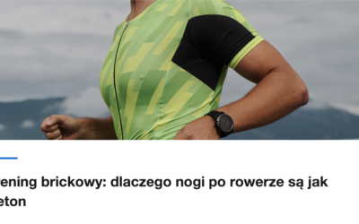 Biegacz w stroju triathlonowym na drodze