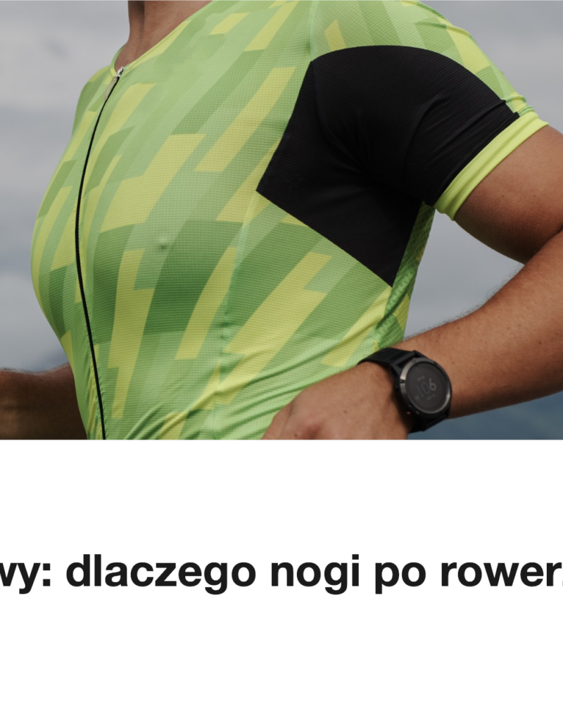 Biegacz w stroju triathlonowym na drodze