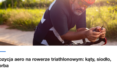 Kolarz w pozycji aero na rowerze czasowym