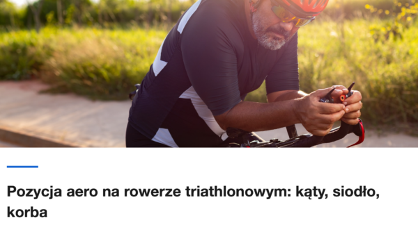 Kolarz w pozycji aero na rowerze czasowym