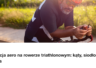 Kolarz w pozycji aero na rowerze czasowym