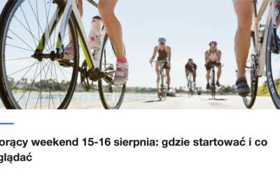 Grupa triathlonistow na rowerach czasowych nad morzem