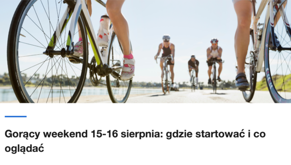 Grupa triathlonistow na rowerach czasowych nad morzem