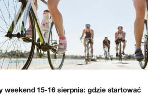 Grupa triathlonistow na rowerach czasowych nad morzem