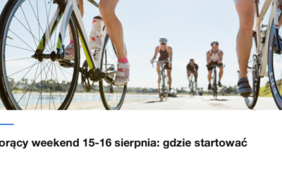 Grupa triathlonistow na rowerach czasowych nad morzem