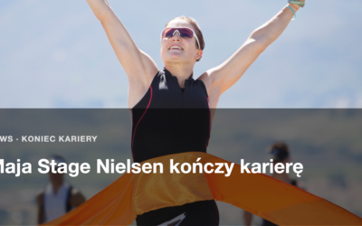 Triathlonistka finiszuje z rekami uniesionymi nad glowa