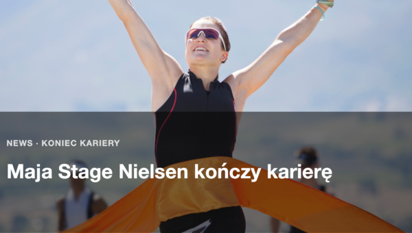 Triathlonistka finiszuje z rekami uniesionymi nad glowa