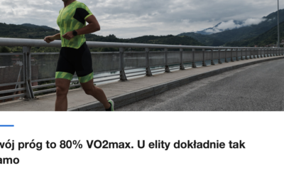 Biegacz w stroju startowym na nadmorskiej szosie