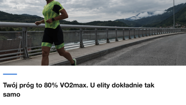 Biegacz w stroju startowym na nadmorskiej szosie