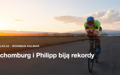 Triathlonista na rowerze czasowym na pustej szosie o zachodzie slonca