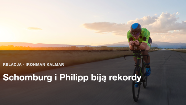 Triathlonista na rowerze czasowym na pustej szosie o zachodzie slonca