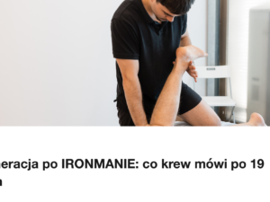 Fizjoterapeuta pracuje nad noga lezacego zawodnika